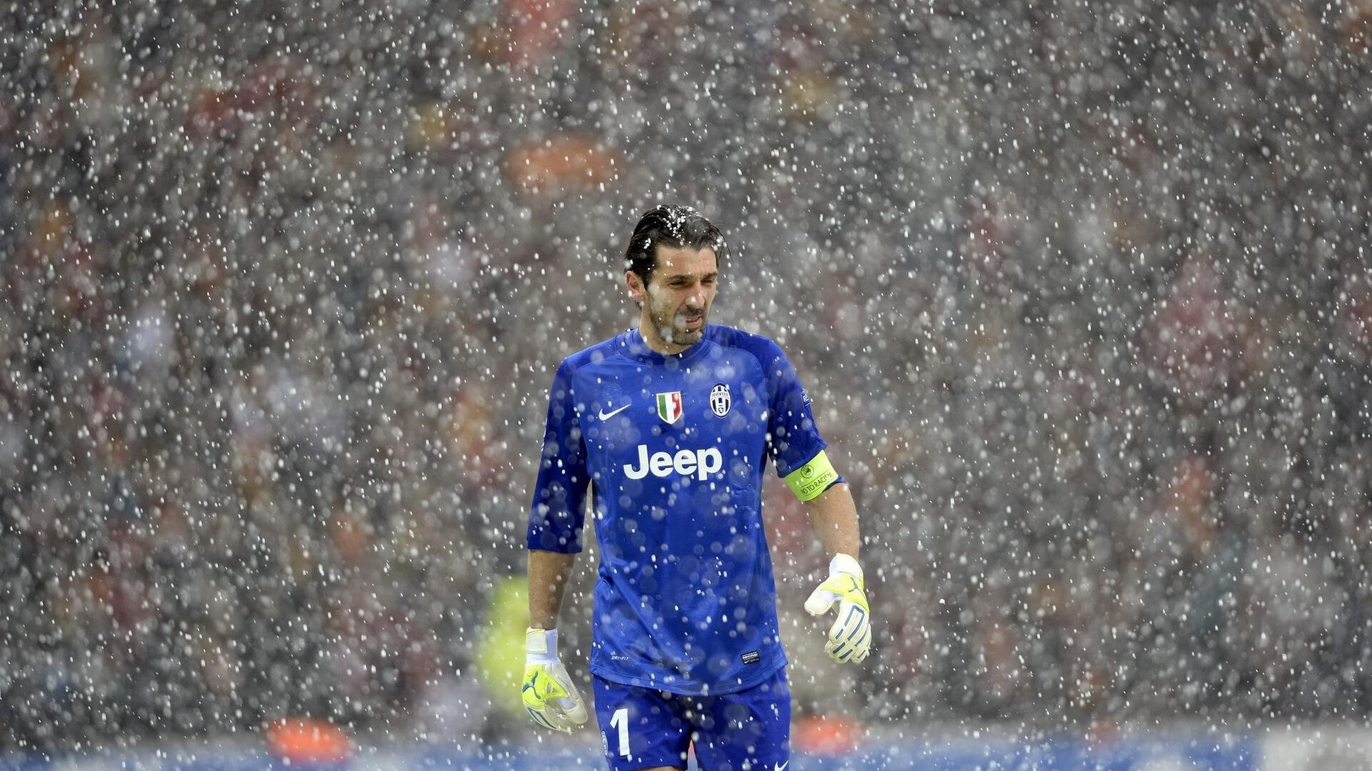 主场气氛热烈是否会干扰客队罚球，足球比赛主场客场是什么意思