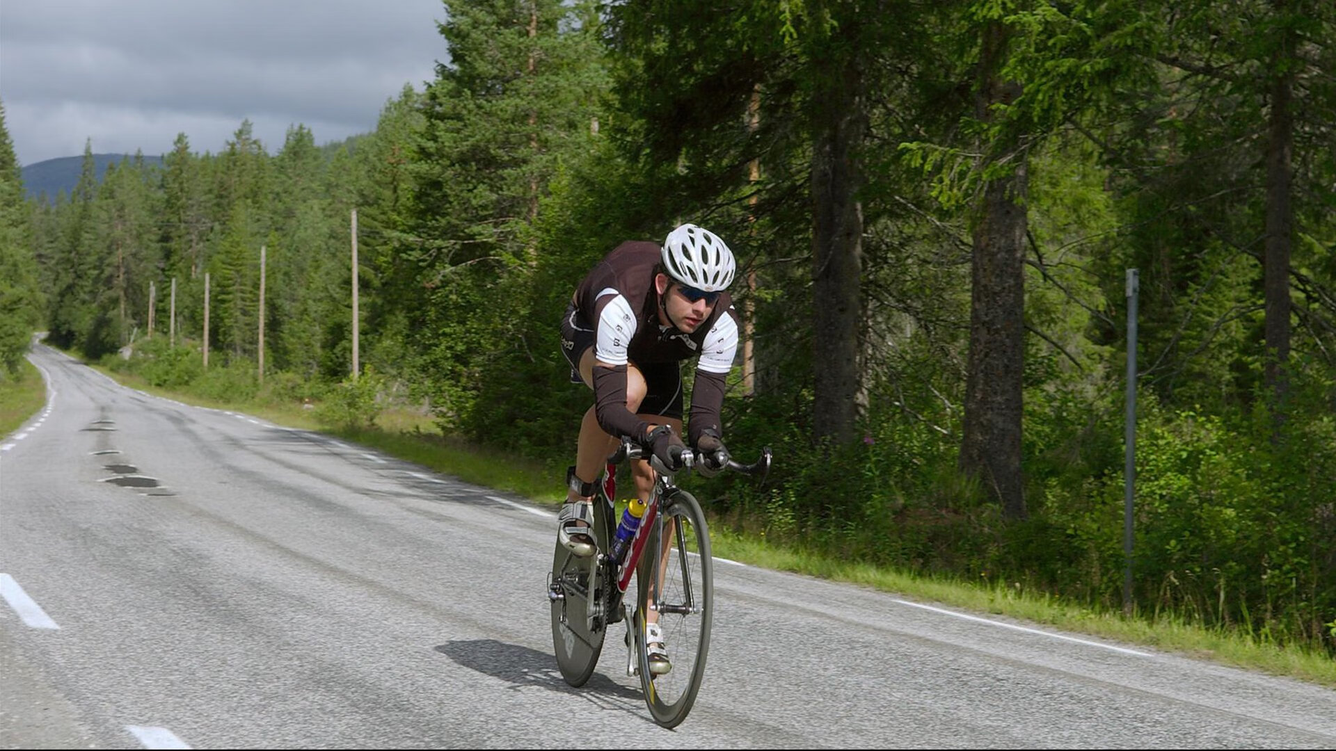 杨瀚森积极学习老将经验提升比赛成熟度，杨瀚森身高